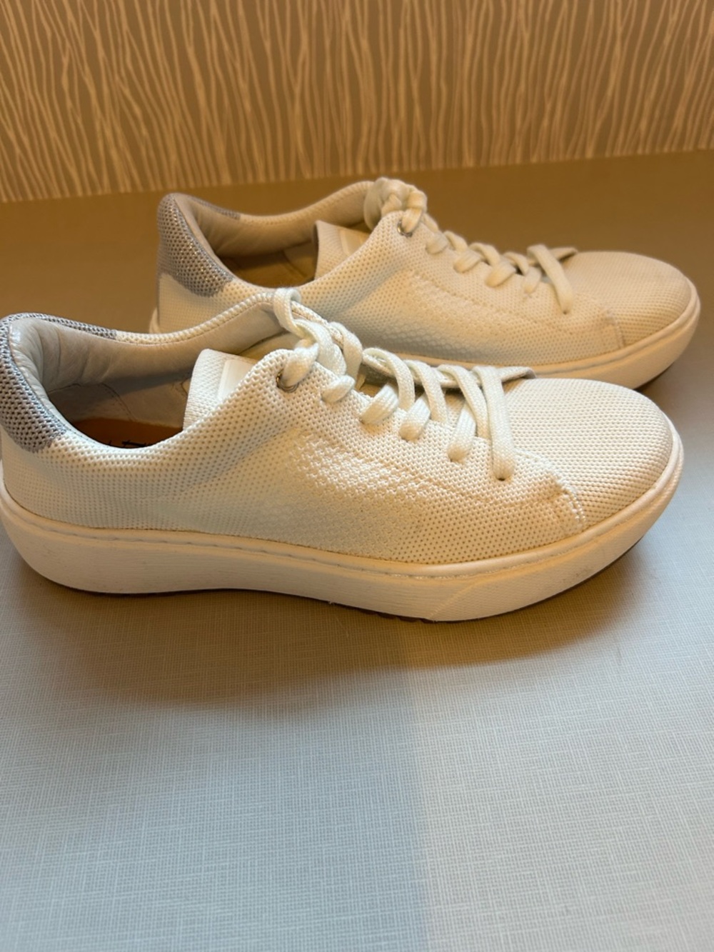 Sofft White Leather and Knit Lace-Up Sneakers Size 7